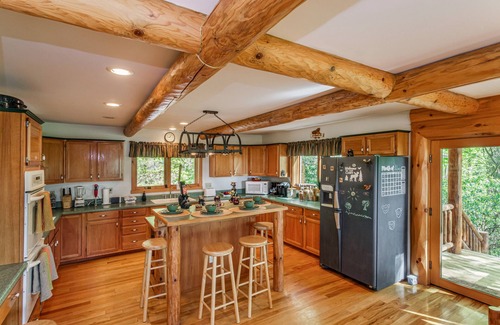 Old Fort Cabina | Mountain View Cabin near Asheville with Hot Tub