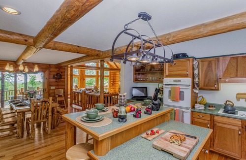 Old Fort Cabina | Mountain View Cabin near Asheville with Hot Tub