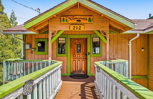 Cedarpines Park Casa | Mountain-view cabin with deck, gas grill, fireplace, foosball, & washer/dryer