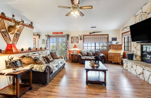 Cedarpines Park Casa | Mountain-view cabin with deck, gas grill, fireplace, foosball, & washer/dryer