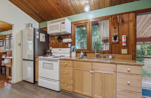 Gold Bar Cabina | Mountain View Cabin w/ amazing mountain views, hot tub, wifi, wood stove