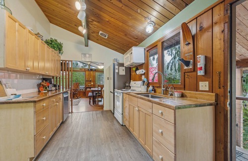 Gold Bar Cabina | Mountain View Cabin w/ amazing mountain views, hot tub, wifi, wood stove