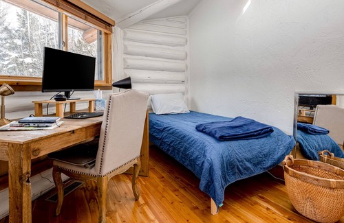 Wilson Casa | Mountain view cabin with a wood-burning fireplace, hot tub, & grill