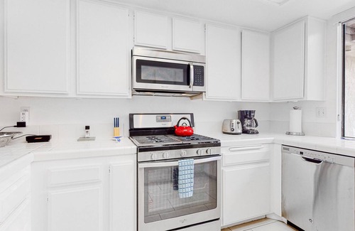 Sunrise Vista Chino Apartamento | Mountain-view condo in lovely gated community with pools, hot tubs, and tennis