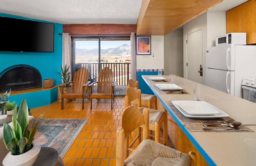 El Prado Condominio | Mountain View Condo 25 min to Taos Ski Resort