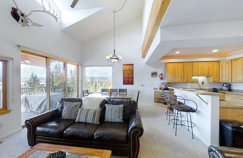 Fraser Condominio | Mountain-view condo on the shuttle route with 2 decks & WiFi