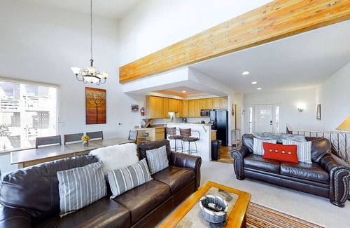 Fraser Condominio | Mountain-view condo on the shuttle route with 2 decks & WiFi