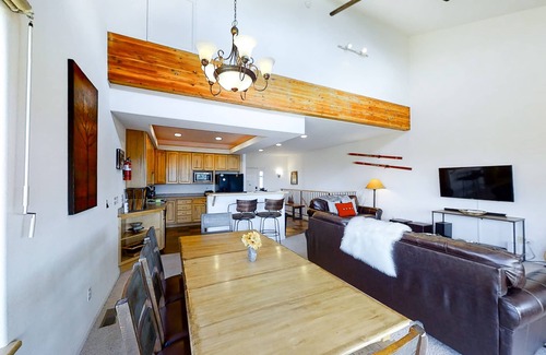 Fraser Condominio | Mountain-view condo on the shuttle route with 2 decks & WiFi