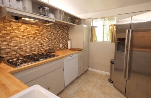Altadena Condominio | 2 dormitorios / 2 baños Actualización en las estribaciones