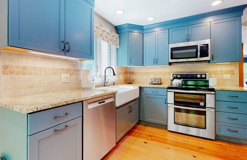 Jackson Condominio | Mountain view condo with gas fireplace, balcony, & grill - close to skiing