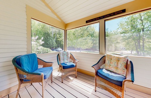 Jackson Condominio | Mountain view condo with gas fireplace, balcony, & grill - close to skiing