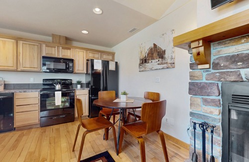 Ronald Condominio | Mountain view condo with balcony, fireplace, pool, hot tub, gym & tennis