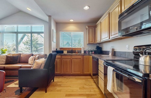 Ronald Condominio | Mountain view condo with balcony, fireplace, pool, hot tub, gym & tennis