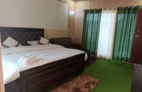 Dugalbitta Cama Y Desayuno | Mountain View Cottage in Chopta . Mesmerizing Valley View from the property