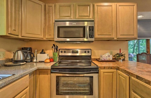 Bushkill Casa | Mountain View Cottage
