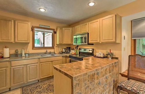Bushkill Casa | Mountain View Cottage