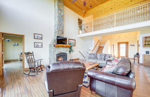 Fleetwood Casa | Mountain-View Deck Group Getaway in Fleetwood