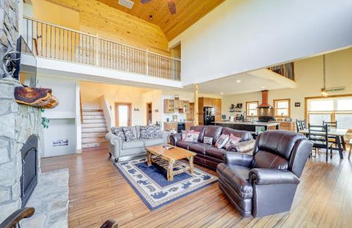 Fleetwood Casa | Mountain-View Deck Group Getaway in Fleetwood