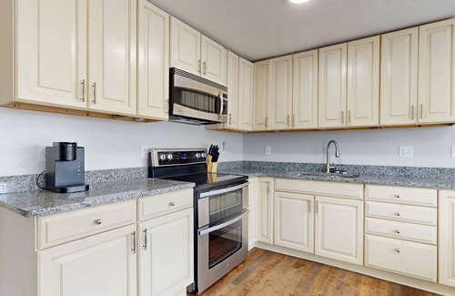 La Follette Apartamento | Mountain-view downtown retreat with grill, deck, streaming, fireplace, & AC
