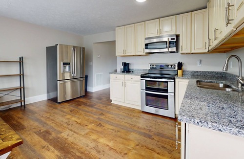 La Follette Apartamento | Mountain-view downtown retreat with grill, deck, streaming, fireplace, & AC