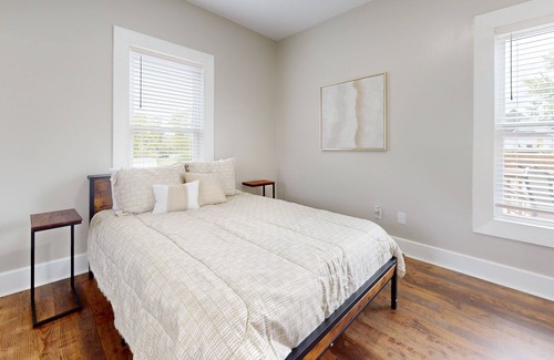 La Follette Apartamento | Mountain-view downtown retreat with grill, deck, streaming, fireplace, & AC