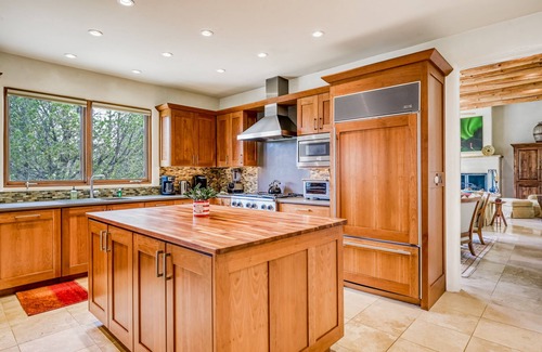 La Tierra Casa | Mountain view estate with main house & guest house - rooftop hot tub, dogs ok