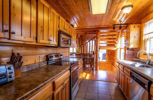 Sevierville Cabina | Family-Friendly Cabin with Room to Relax, Stunning Views, and Perfect Location,