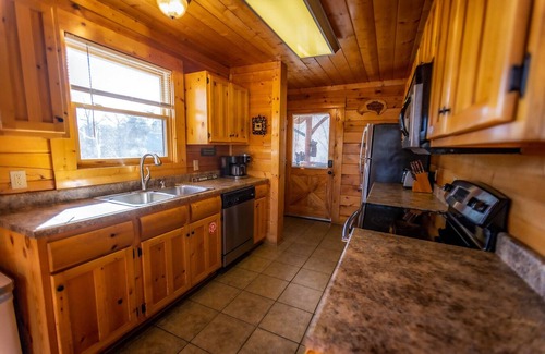 Sevierville Cabina | Family-Friendly Cabin with Room to Relax, Stunning Views, and Perfect Location,