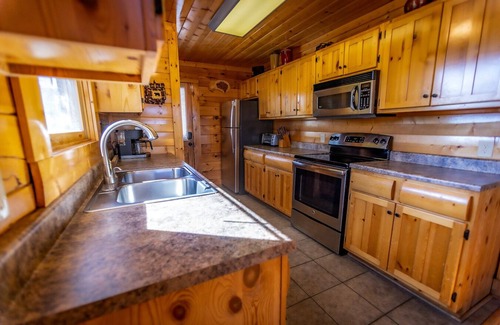 Sevierville Cabina | Family-Friendly Cabin with Room to Relax, Stunning Views, and Perfect Location,