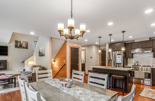 Hyak Casa | Mountain view home near lifts with fireplace, washer/dryer, balcony & jetted tub