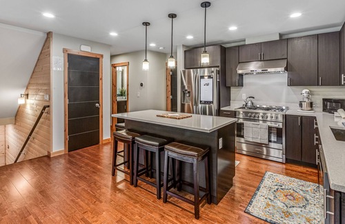 Hyak Casa | Mountain view home near lifts with fireplace, washer/dryer, balcony & jetted tub