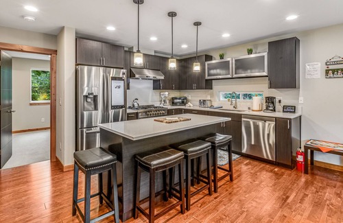 Hyak Casa | Mountain view home near lifts with fireplace, washer/dryer, balcony & jetted tub