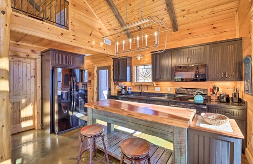 Mountain View Cabina | Mountain View Hideaway w/ Outdoor Fireplace!