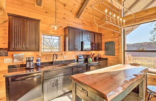 Mountain View Cabina | Mountain View Hideaway w/ Outdoor Fireplace!