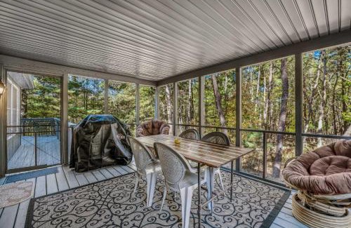 Berkeley Springs Chalet De Esquí | Mountain View Hideaway - Pet Friendly, Grill, Wifi, Fire Pit, Deck, Screen Porch, Family Friendly, Game Room, Wood Stove