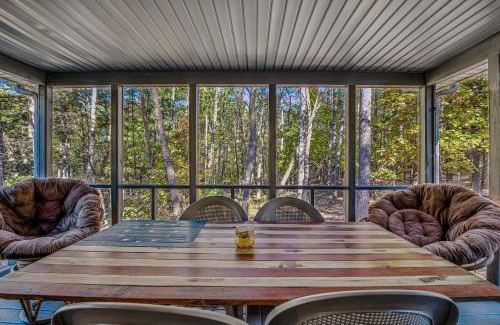 Berkeley Springs Chalet De Esquí | Mountain View Hideaway - Pet Friendly, Grill, Wifi, Fire Pit, Deck, Screen Porch, Family Friendly, Game Room, Wood Stove