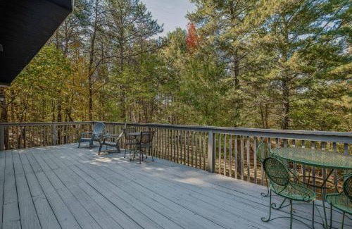 Berkeley Springs Chalet De Esquí | Mountain View Hideaway - Pet Friendly, Grill, Wifi, Fire Pit, Deck, Screen Porch, Family Friendly, Game Room, Wood Stove
