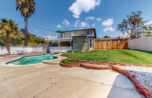 Lake Elsinore Casa | Mountain view home with pool, putting green, grill