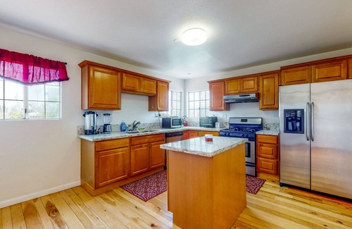 Lake Elsinore Casa | Mountain-view home with private pool, putting green, grill, & dog-friendly yard