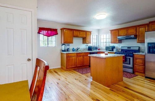 Lake Elsinore Casa | Mountain-view home with private pool, putting green, grill, & dog-friendly yard