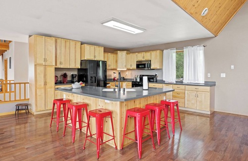 Fairbanks Casa | Mountain View Home: Expansive home with views of the Alaska Range & Tanana River