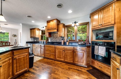 Franklin Casa | Mountain view home w/ fireplace & ping pong