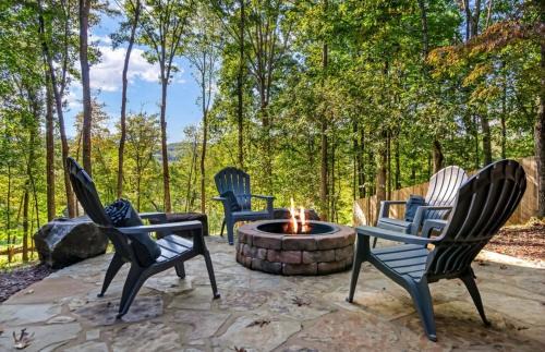 Blairsville Casa | Mountain View, hot tub, fire pit, game room