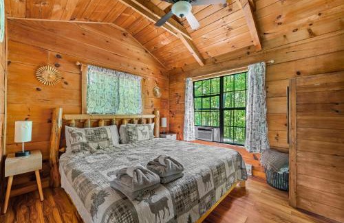 Gatlinburg - Pigeon Forge Casa | Mountain View, Hot Tub, King Bed, WiFi, Fire Place