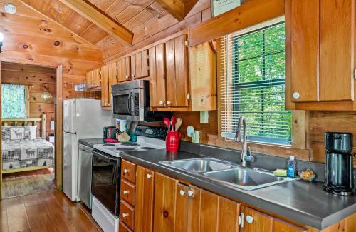 Gatlinburg - Pigeon Forge Casa | Mountain View, Hot Tub, King Bed, WiFi, Fire Place