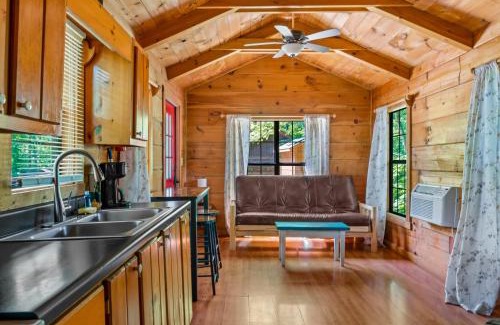 Gatlinburg - Pigeon Forge Casa | Mountain View, Hot Tub, King Bed, WiFi, Fire Place