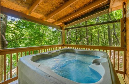Gatlinburg - Pigeon Forge Casa | Mountain View, Hot Tub, King Bed, WiFi, Fire Place