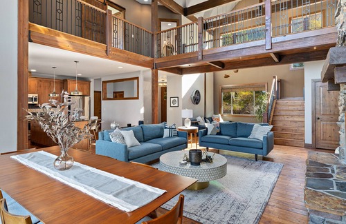 Cle Elum Casa | Mountain-view house with hot tub, chef's kitchen, fireplace, and home office