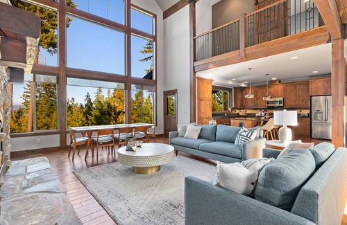 Cle Elum Casa | Mountain-view house with hot tub, chef's kitchen, fireplace, and home office