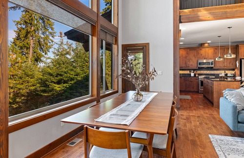 Cle Elum Casa | Mountain-view house with hot tub, chef's kitchen, fireplace, and home office